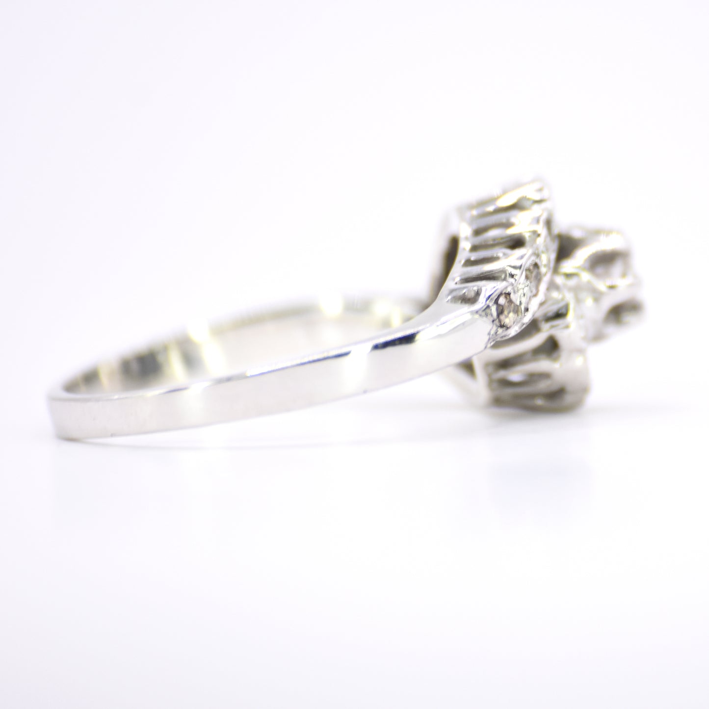 0.30 cts Natural Diamond Swirling Flower